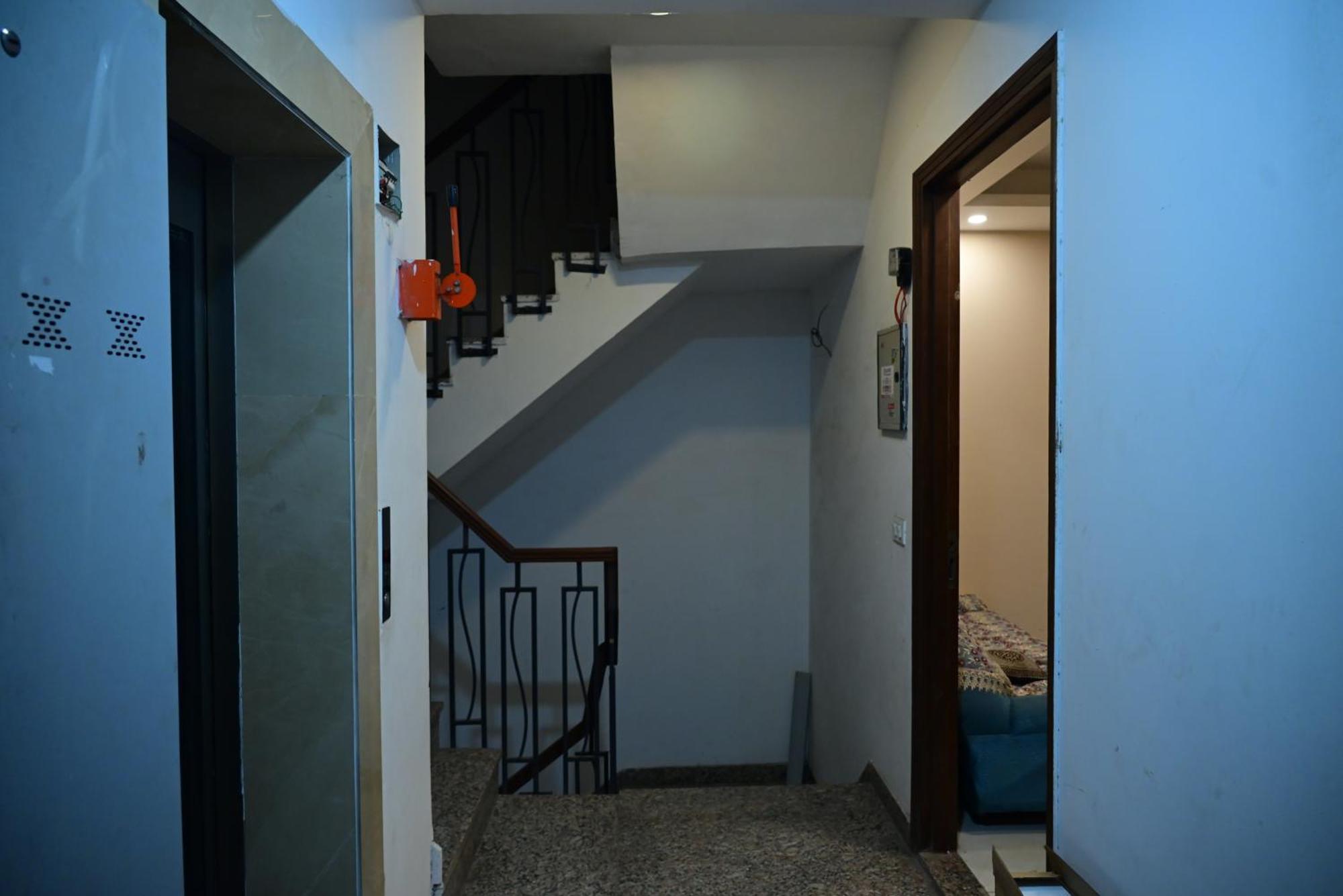 Jasmine Comfy Couples & Family Friendly Close To Saket Metro Station Apartment